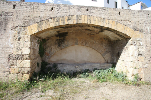 Una de las puertas de acceso a la atarazana vista desde su interior