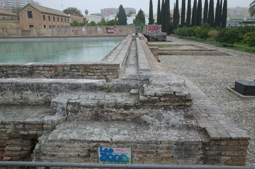 Lado sur del albercón de la Buhayra con los canales de entrada de agua