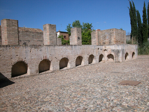 Acueducto mudéjar bordeando el edificio cristiano de la Buhayra