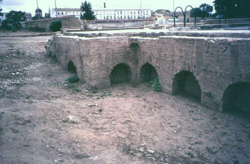 El acueducto que bordea el edificio cristiano antes de su restauración