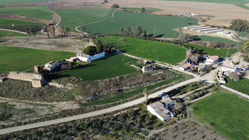 Vista aérea de la muralla sureste del recinto de Tejada la Nueva desde el sur