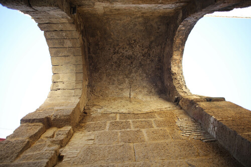 Arcos y bóvedas del acceso interior de la puerta de Sevilla en Carmona