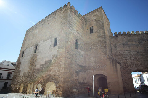 El alcázar de la puerta de Sevilla en Carmona desde el noreste