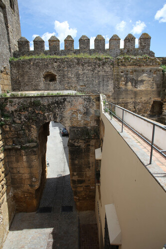 El acceso interior de la puerta de Sevilla en Carmona desde el adarve del patio intermedio