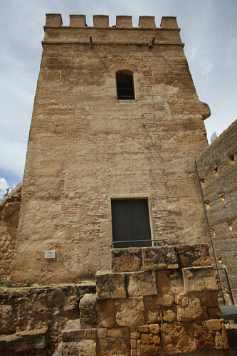 La torre occidental del alcázar de la puerta de Sevilla en Carmona desde el sur