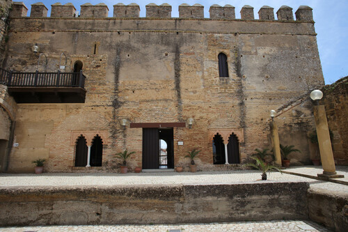 Lado oriental del patio del alcázar de la puerta de Sevilla en Carmona 