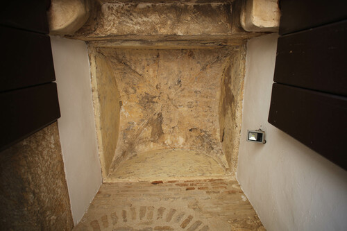 Bovedita sobre la puerta de acceso a la torre noreste del alcázar de la Puerta de Sevilla en Carmona