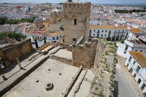 Patio del alcázar de la puerta de Sevilla en Carmona desde la terraza de la torre noreste