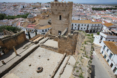 Patio del alcázar de la puerta de Sevilla en Carmona desde la terraza de la torre noreste