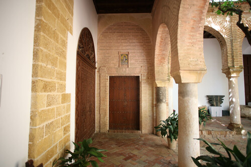 Interior de pórtico norte del patio de la mezquita mayor de Carmona mirando hacia el este