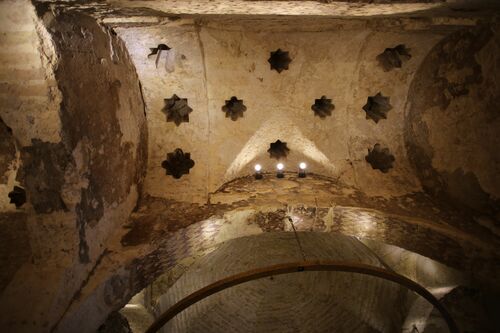 Bóveda lateral de la sala templada del Baño de Diego de Corral con sus lucernas
