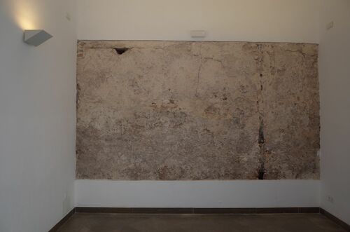 Muro de fondo de la alhanía occidental de la posible sala de reposo del hammam de la calle Baños de Sevilla
