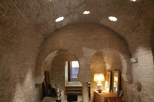 Detalle del los arcos de la alhanía norte de la sala caliente del hammam de la calle Mesón del Moro de Sevilla
