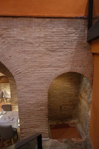 Nicho y pila de agua del lado norte de la sala del horno del hammam de la calle Mesón del Moro de Sevilla