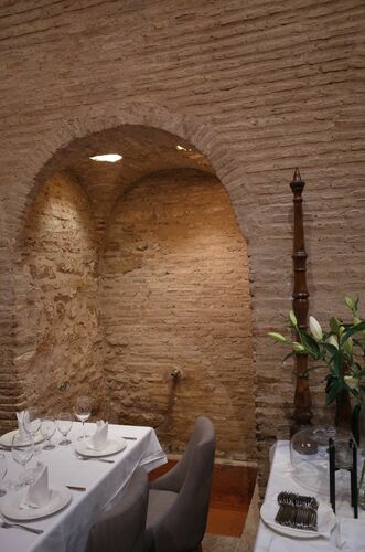 Nicho y pila de agua del lado sur de la sala del horno del hammam de la calle Mesón del Moro de Sevilla