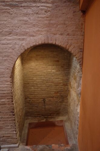 Detalle de la pila de agua del lado norte de la sala del horno del hammam de la calle Mesón del Moro de Sevilla