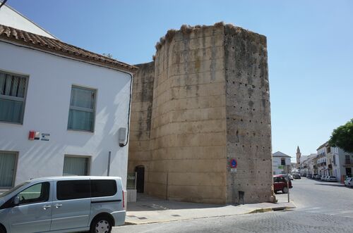 Torre albarrana del ángulo noroeste del recinto amurallado de Écija desde el norte