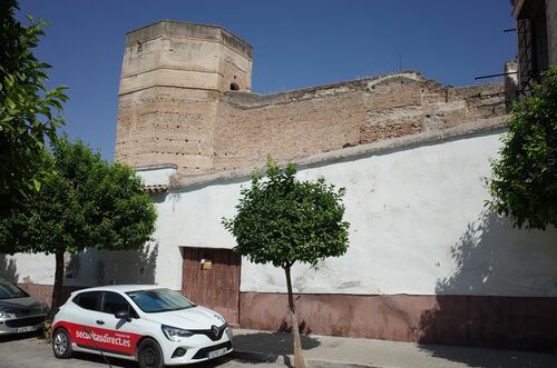 Torre albarrana del centro del frente norte del recinto amurallado de Écija desde el oeste