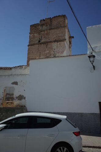 Torre del centro del frente oriental del recinto amurallado de Écija desde el sureste