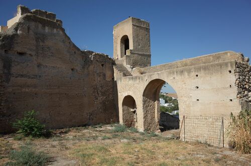 Torre albarrana y puerta de Carmona de la alcazaba de Marchena desde el interior de esta