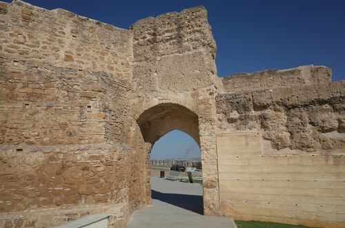 Vista por el interior de la puerta de El Portillo de Marchena