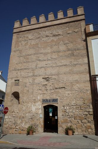 Frente sureste de la torre y puerta de Morón del recinto amurallado de Marchena