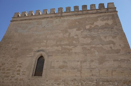 Frente suroeste de la torre y puerta de Morón del recinto amurallado de Marchena