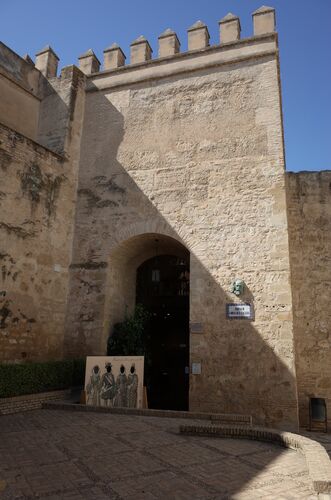 Vista de la puerta de Morón del recinto amurallado de Marchena por el interior de este