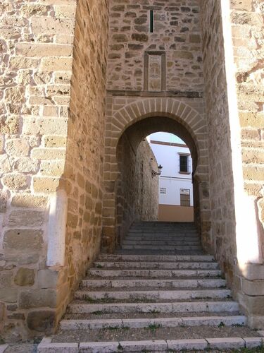 Arco exterior de la puerta de Sevilla en Marchena