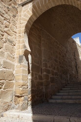 Detalle de la jamba del arco exterior de la puerta de Sevilla en Marchena