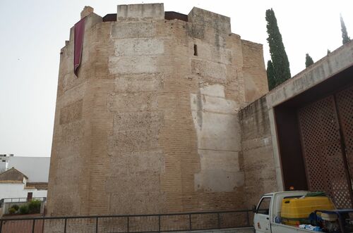 Torre poligonal que alberga la puerta del Arquito Quemado del recinto amurallado de Palma del Río desde el oeste