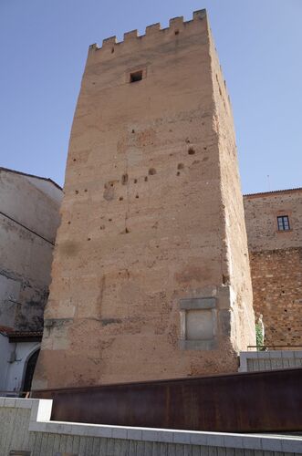 Frente oeste de la torre de la Yerba en Cáceres