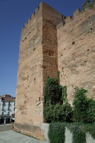 Frentes sur y este de la torre de la Yerba en Cáceres