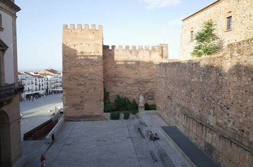 Alzado sur de la torre de la Yerba y de su muralla de enlace con el recinto de Cáceres