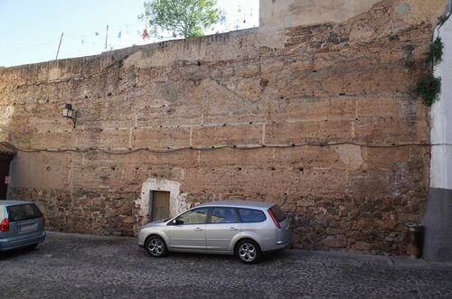 Cara interior del lienzo de muralla en la calle de la Puerta de Mérida de Cáceres