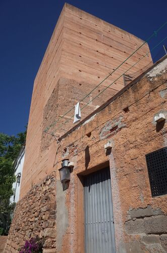 Torre a la entrada del Olivar de los sefardíes  del recinto amurallado de Cáceres