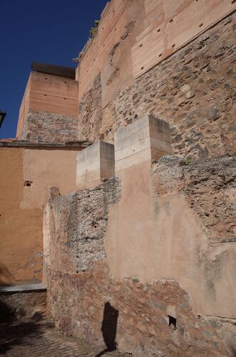  Detalle del antemuro del recinto amurallado de Cáceres en el olivar de los sefardíes