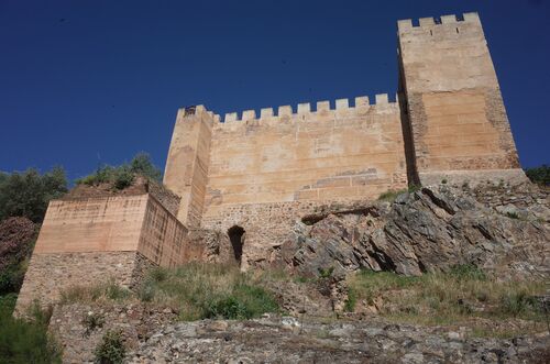  La Torre de los Pozos y el portillo de acceso al aljibe exterior del recinto amurallado de Cáceres
