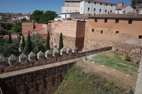 Vista de las torres del Olivar y el recinto de la Torre de los Pozos de Cáceres desde la terraza de esta