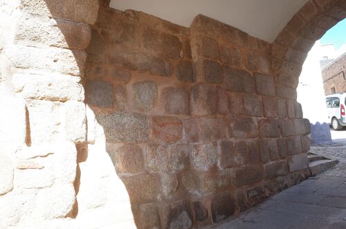Jamba izquierda de la puerta del Arco del Cristo  del recinto amurallado de Cáceres