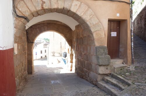 Vista desde el interior de la puerta del Arco del Cristo del recinto amurallado de Cáceres