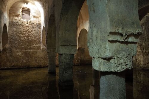 Columnas y arcos entre la tercera y cuarta nave del aljibe de la Casa de las Veletas