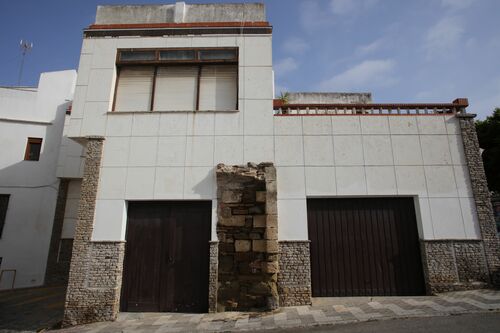 Restos de la jamba de la puerta de Algeciras en el sector noreste del recinto amurallado de Tarifa