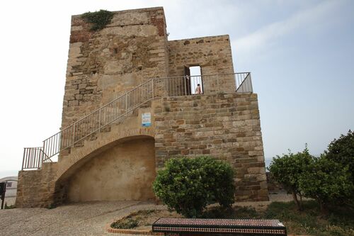 Vista de la torre de Miramar desde el interior del recinto amurallado de Tarifa
