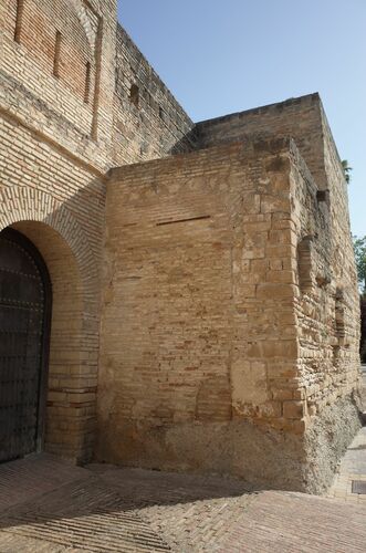 Torre de flanqueo de la puerta de la Ciudad del alcázar de Jerez