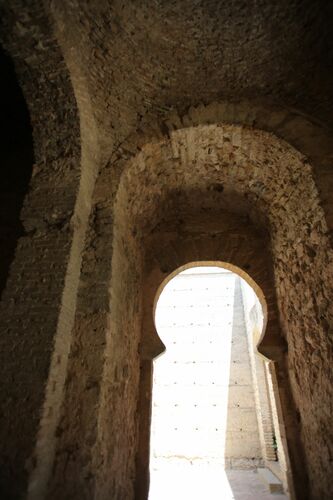 Vista interior del arco de la puerta de la Ciudad del alcázar de Jerez