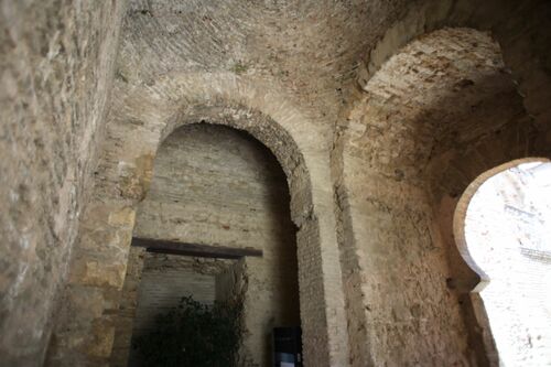 Espacio interior de la puerta de la Ciudad del alcázar de Jerez