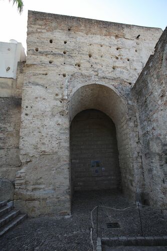 Vista de la puerta del campo del alcázar de Jerez desde el interior del recinto