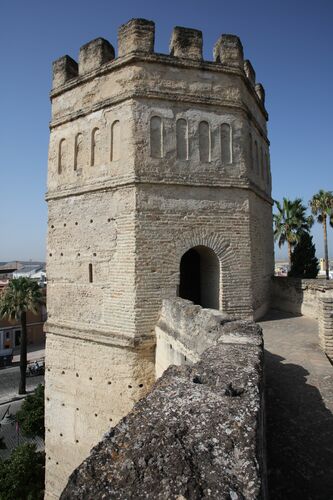 La torre octogonal del ángulo sur del alcázar de Jerez desde el adarve de la muralla sureste 