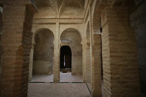 La sala templada del hammam del alcázar de Jerez con el arco de paso a la sala caliente